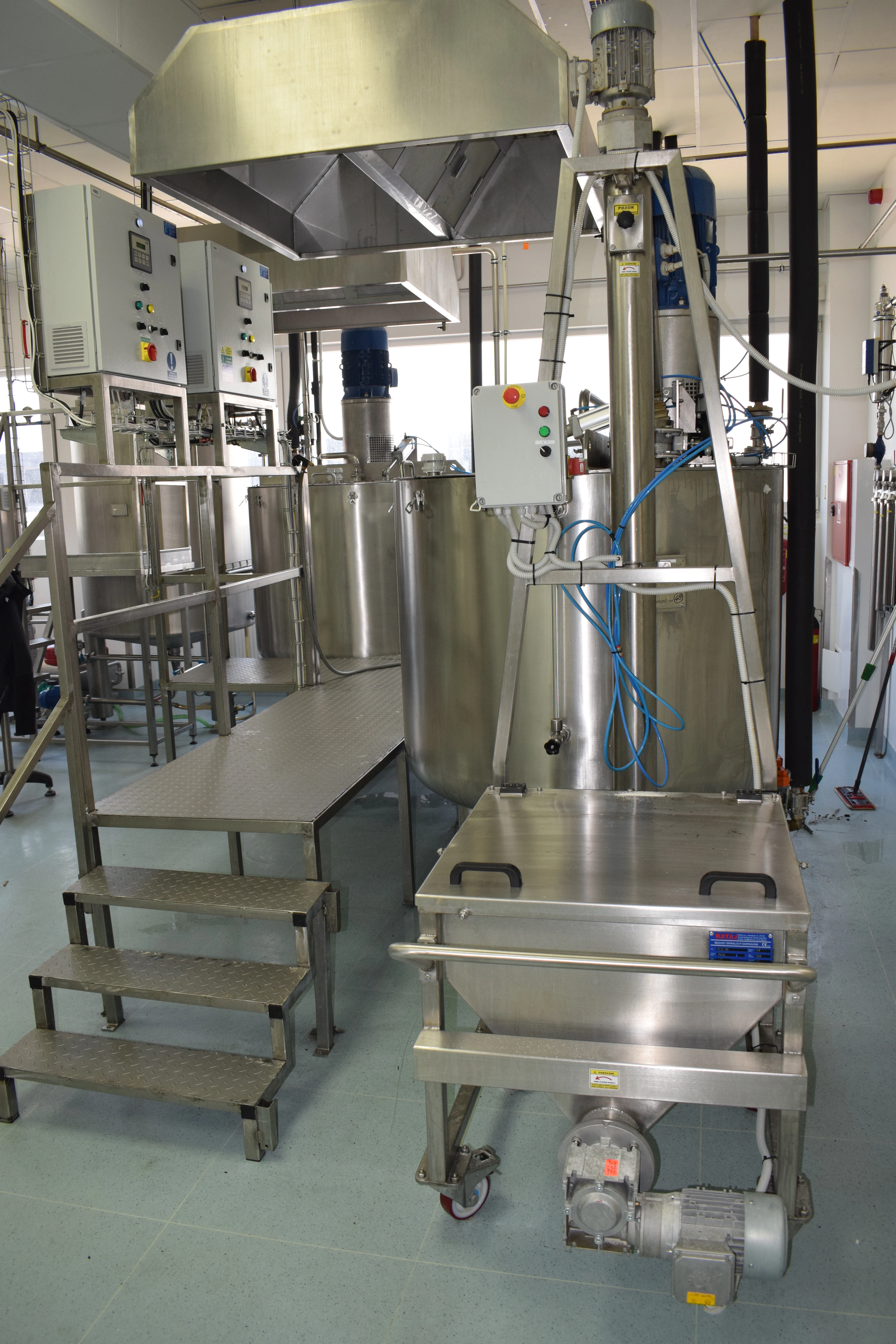 Spirálový dopravník na dopravu sypké suroviny do kotle s míchadlem